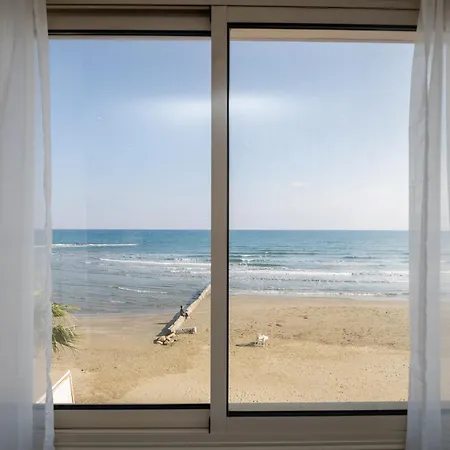 Quattro Beachfront Sea View Ap 4 Larnaka