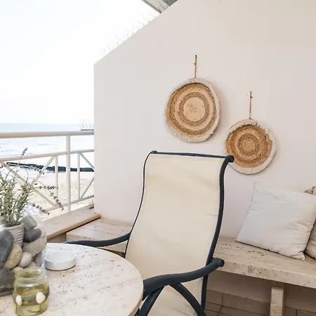 Apartament Quattro Beachfront Sea View Ap 4 *